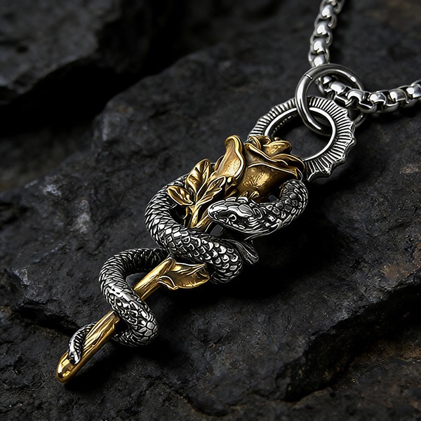 《 QBOX 》FASHION 飾品【CBP8-1249】精緻個性復古金蛇纏繞玫瑰花鈦鋼墬子項鍊/吊墬-細節圖4