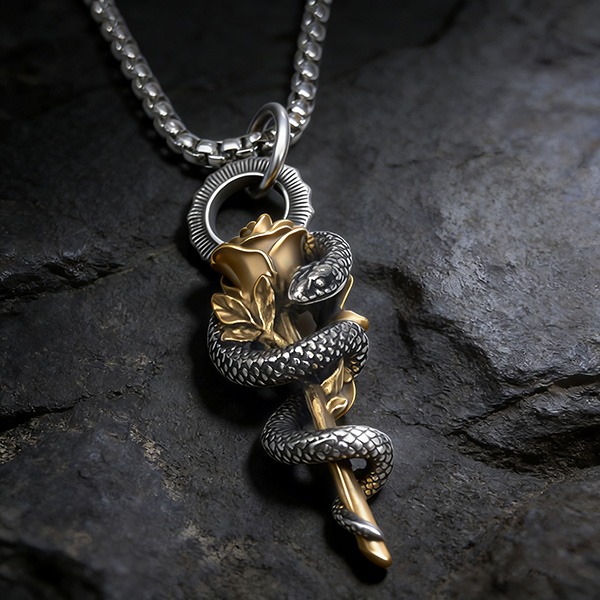 《 QBOX 》FASHION 飾品【CBP8-1249】精緻個性復古金蛇纏繞玫瑰花鈦鋼墬子項鍊/吊墬-細節圖5