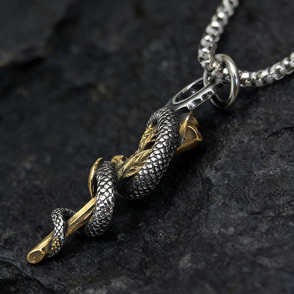 《 QBOX 》FASHION 飾品【CBP8-1249】精緻個性復古金蛇纏繞玫瑰花鈦鋼墬子項鍊/吊墬-細節圖6