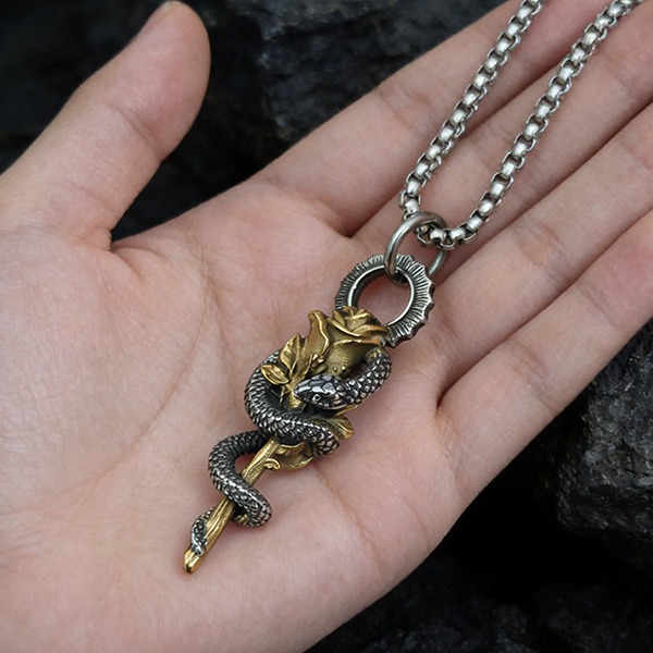 《 QBOX 》FASHION 飾品【CBP8-1249】精緻個性復古金蛇纏繞玫瑰花鈦鋼墬子項鍊/吊墬-細節圖7