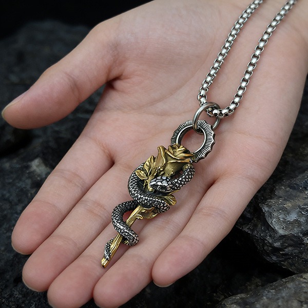 《 QBOX 》FASHION 飾品【CBP8-1249】精緻個性復古金蛇纏繞玫瑰花鈦鋼墬子項鍊/吊墬-細節圖8