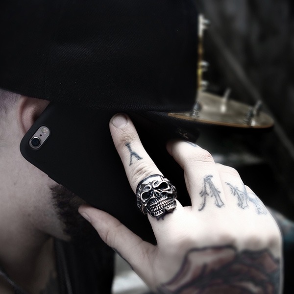 《 QBOX 》FASHION 飾品【RBR8-068】精緻個性龐克風雕刻立體骷髏頭鈦鋼戒指/戒環(五色)-細節圖10