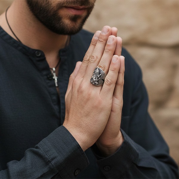 《 QBOX 》FASHION 飾品【RBR8-818】精緻個性復古仿舊浮雕祈禱之手鈦鋼戒指/戒環-細節圖8