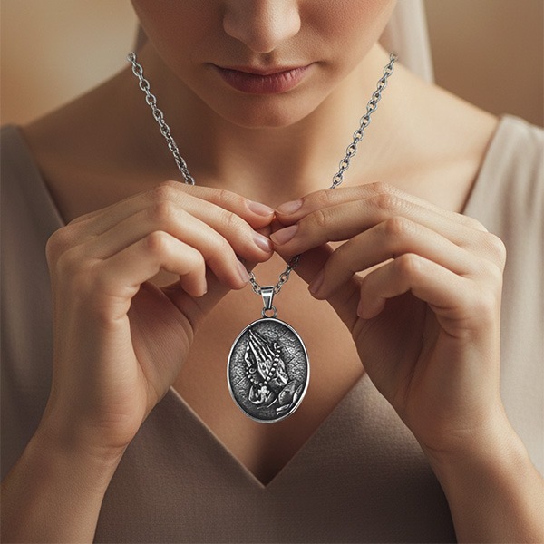 《QBOX 》FASHION 飾品【CBP8-730】精緻個性復古宗教祈禱之手十字架鈦鋼墬子項鍊/吊墬-細節圖9