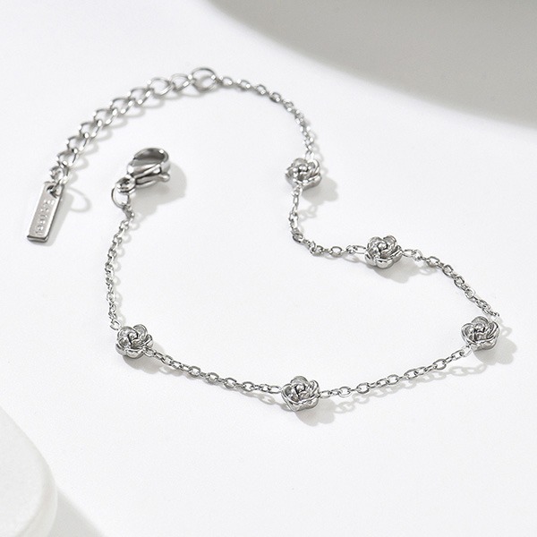 《 QBOX 》FASHION 飾品【B26N1786】 精緻秀氣輕奢百搭綻放玫瑰花鈦鋼手鍊/手環(二色)-細節圖4