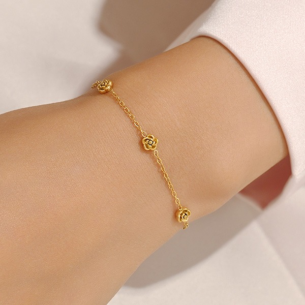 《 QBOX 》FASHION 飾品【B26N1786】 精緻秀氣輕奢百搭綻放玫瑰花鈦鋼手鍊/手環(二色)-細節圖8