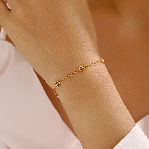 《 QBOX 》FASHION 飾品【B26N1786】 精緻秀氣輕奢百搭綻放玫瑰花鈦鋼手鍊/手環(二色)-細節圖9