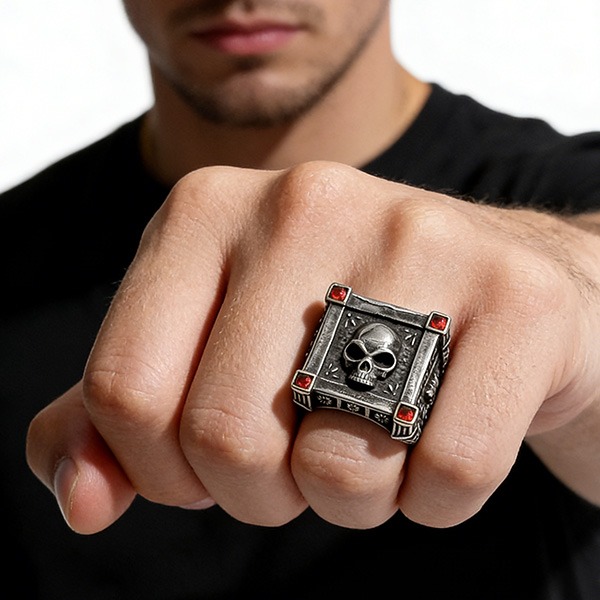 《 QBOX 》FASHION 飾品【RBR8-782】精緻個性復古亡靈骷髏頭方形石匣鈦鋼戒指/戒環-細節圖10