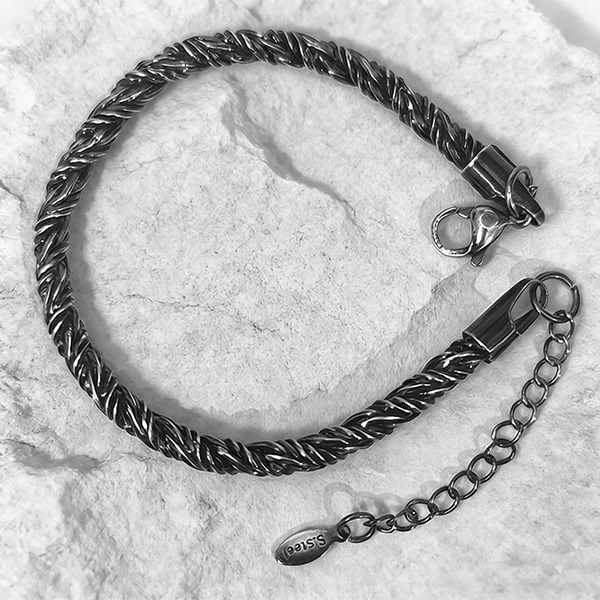 《QBOX 》FASHION 飾品【B26N1816】 個性復古仿舊扭紋復古黑肌理鈦鋼手鍊/手環-細節圖4
