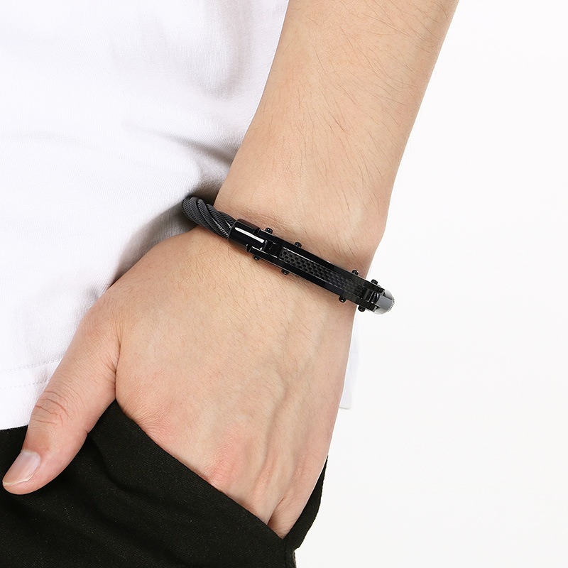 《 QBOX 》FASHION 飾品【BK210557】 精緻個性碳纖維彎牌鋼絲鈦鋼手鐲/手環-細節圖7