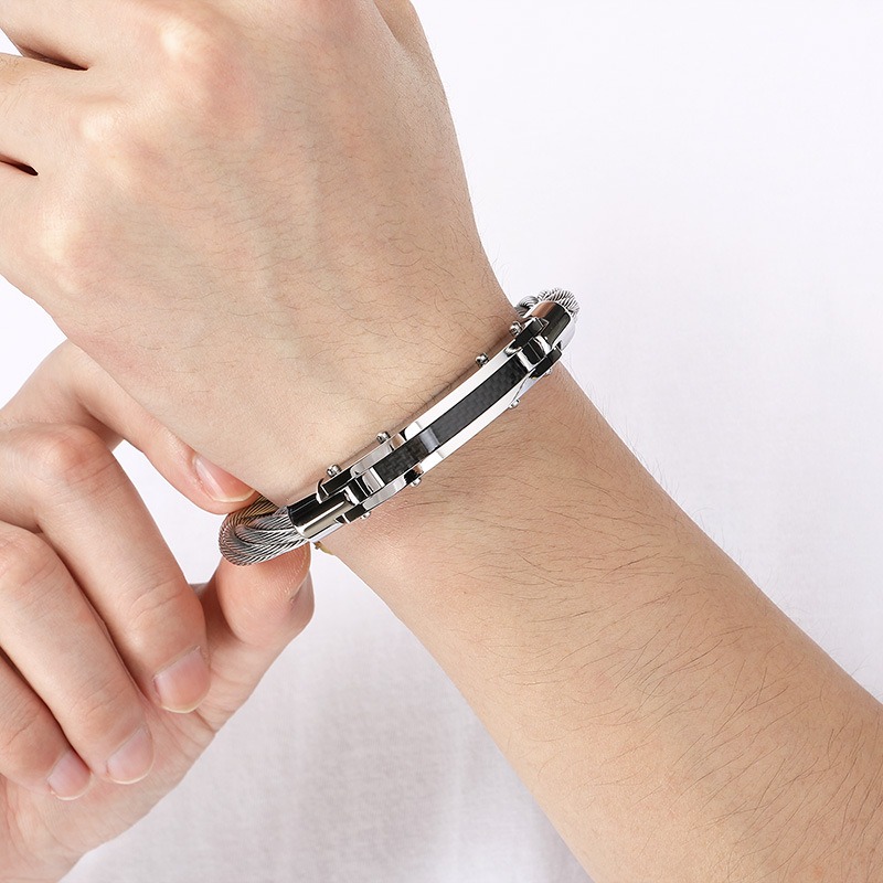 《 QBOX 》FASHION 飾品【BK210557】 精緻個性碳纖維彎牌鋼絲鈦鋼手鐲/手環-細節圖8