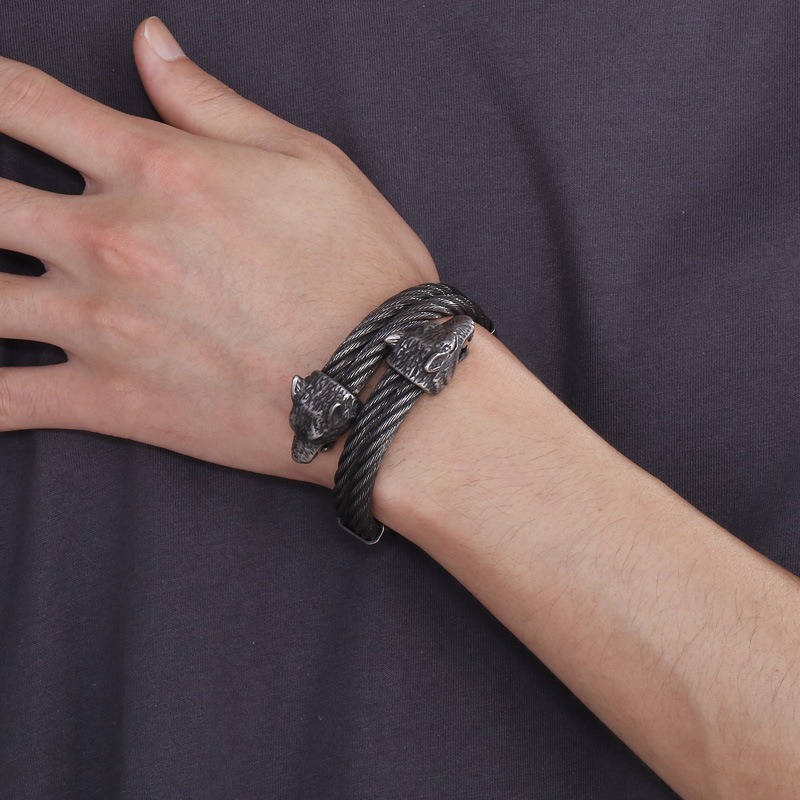 《 QBOX 》FASHION 飾品【BK163313】 精緻個性北境雙狼頭鋼索鈦鋼開口手鐲/手環-細節圖8