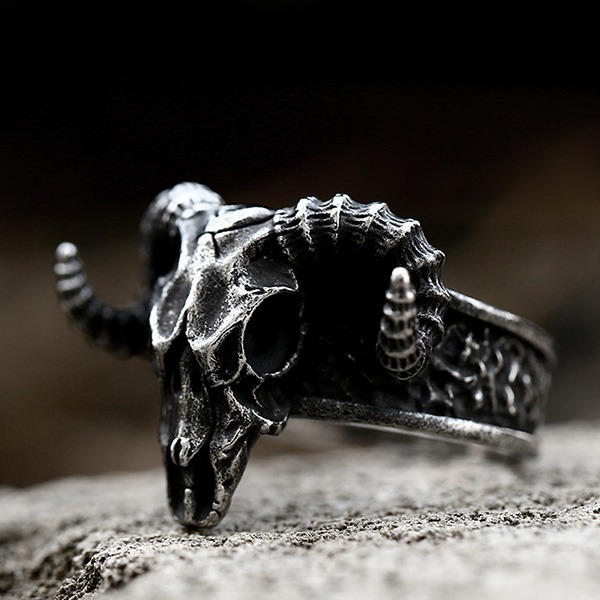 《 QBOX 》FASHION 飾品【RBR8-919】精緻個性復古骷髏羊頭鈦鋼戒指/戒環-細節圖4
