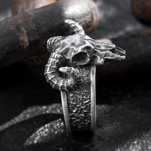 《 QBOX 》FASHION 飾品【RBR8-919】精緻個性復古骷髏羊頭鈦鋼戒指/戒環-細節圖6