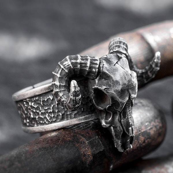 《 QBOX 》FASHION 飾品【RBR8-919】精緻個性復古骷髏羊頭鈦鋼戒指/戒環-細節圖8