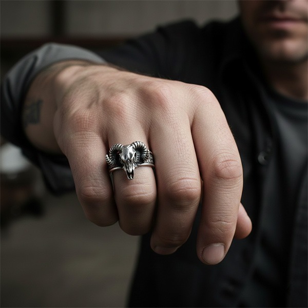 《 QBOX 》FASHION 飾品【RBR8-919】精緻個性復古骷髏羊頭鈦鋼戒指/戒環-細節圖10