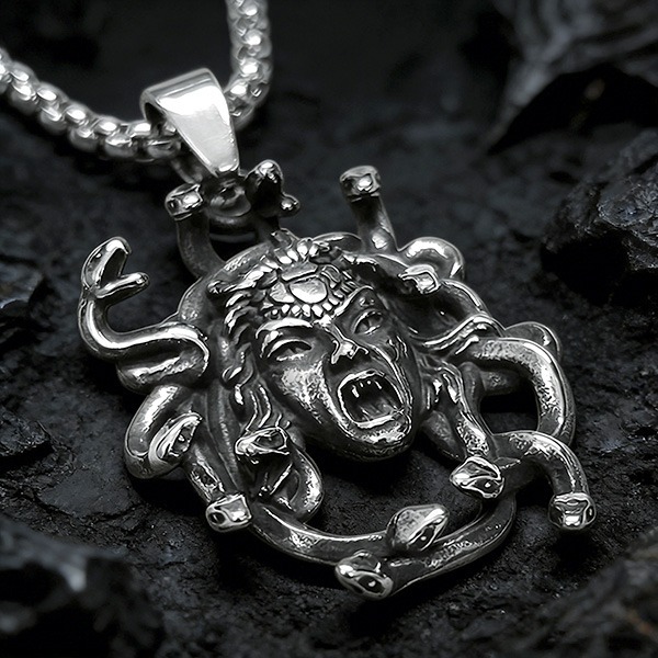 《 QBOX 》FASHION 飾品【CBP8-1192】精緻個性狂怒蛇髮梅杜莎鈦鋼墬子項鍊/吊墬-細節圖3