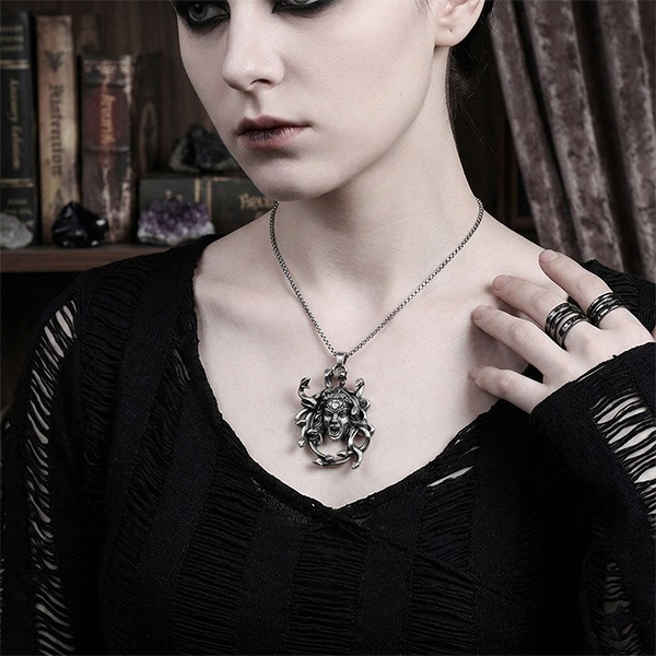 《 QBOX 》FASHION 飾品【CBP8-1192】精緻個性狂怒蛇髮梅杜莎鈦鋼墬子項鍊/吊墬-細節圖10