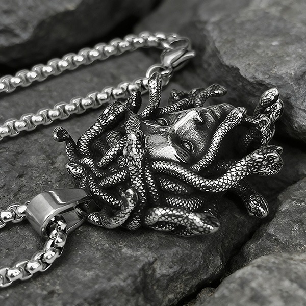 《 QBOX 》FASHION 飾品【CBP8-1305】精緻個性蛇髮妖瞳梅杜莎鈦鋼墬子項鍊/吊墬-細節圖5