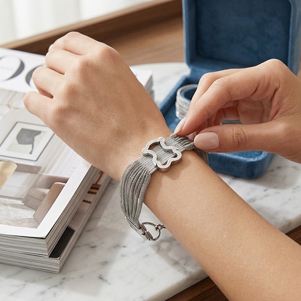 《 QBOX 》FASHION 飾品【BS41615】 精緻個性幾何鏤空萌熊鋼絲手鍊/手環(特價)-細節圖6