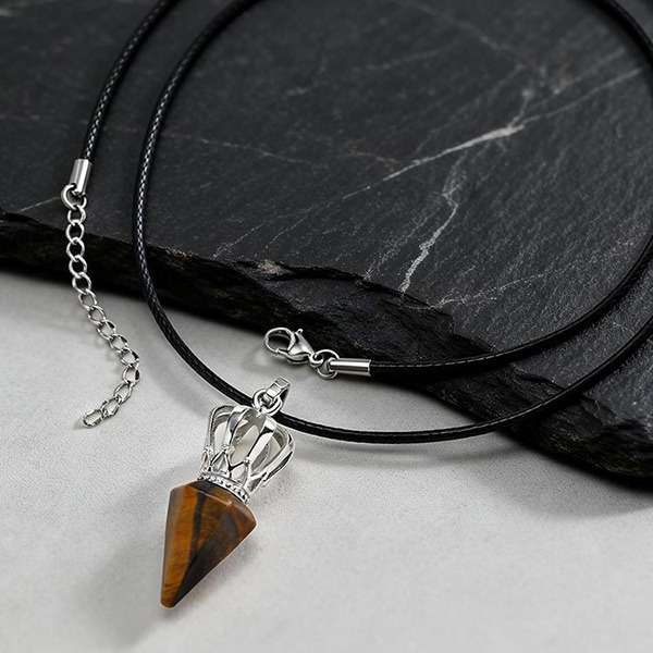 《 QBOX 》FASHION 飾品【GPN-2286】精緻個性六角錐形皇冠天然虎眼石鈦鋼墬子項鍊/吊墬-細節圖7