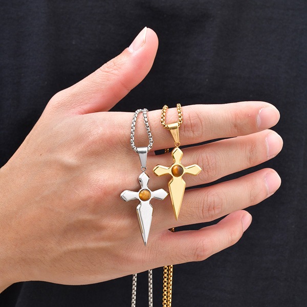 《 QBOX 》FASHION 飾品【GPN-2287】精緻個性酷颯劍形虎眼石十字架鈦鋼墬子項鍊/吊墬-細節圖7