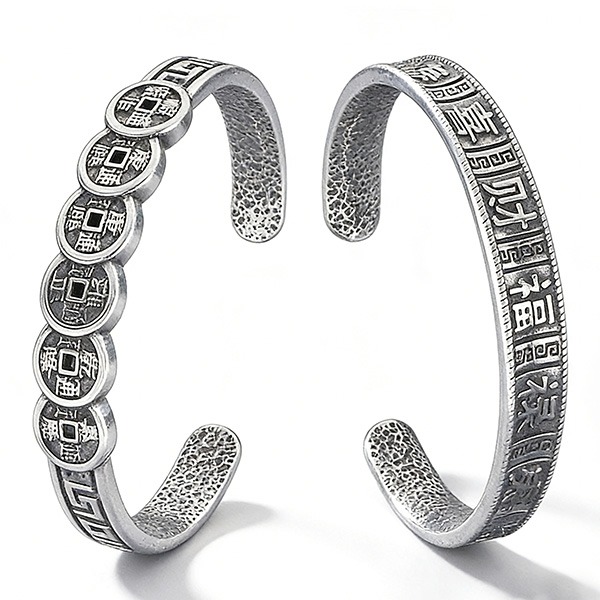 《 QBOX 》FASHION 飾品【BK209316】 精緻個性復古五帝錢喜財福祿鈦鋼手鐲/手環(二款)-細節圖2