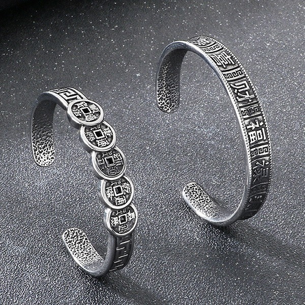 《 QBOX 》FASHION 飾品【BK209316】 精緻個性復古五帝錢喜財福祿鈦鋼手鐲/手環(二款)-細節圖5