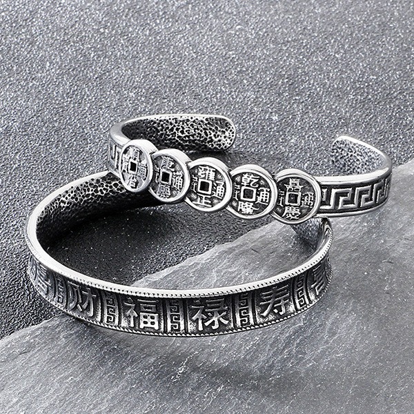 《 QBOX 》FASHION 飾品【BK209316】 精緻個性復古五帝錢喜財福祿鈦鋼手鐲/手環(二款)-細節圖6