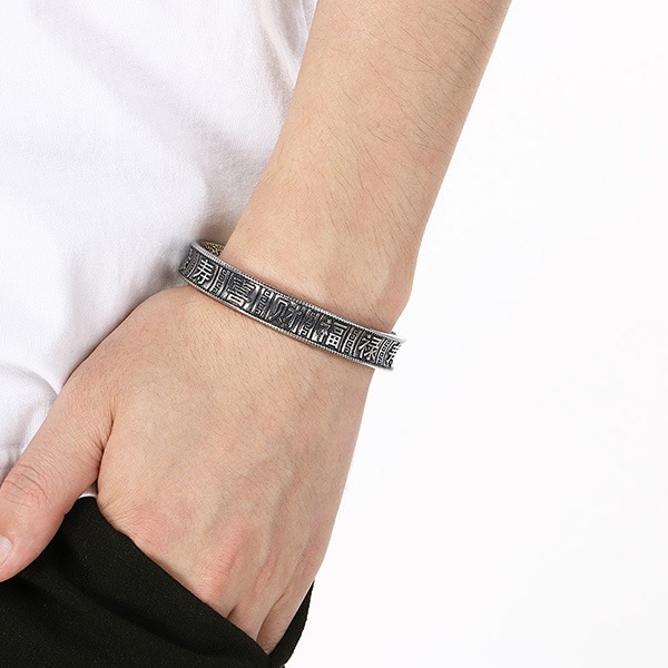 《 QBOX 》FASHION 飾品【BK209316】 精緻個性復古五帝錢喜財福祿鈦鋼手鐲/手環(二款)-細節圖9