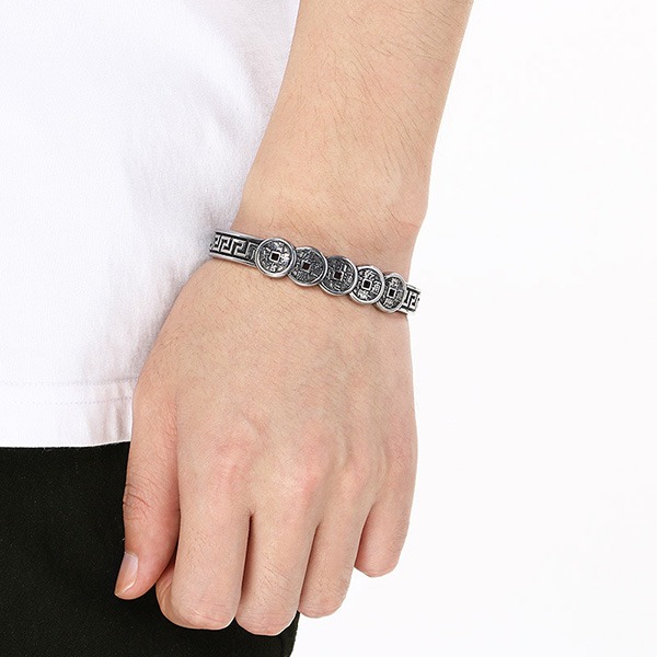 《 QBOX 》FASHION 飾品【BK209316】 精緻個性復古五帝錢喜財福祿鈦鋼手鐲/手環(二款)-細節圖10