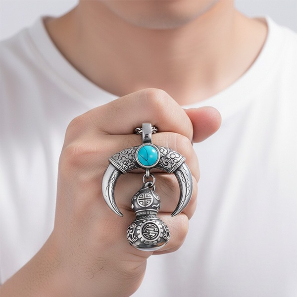 《 QBOX 》FASHION 飾品【LHP138】精緻個性復古月牙松石葫蘆福祿鈦鋼墬子項鍊/吊墬-細節圖8