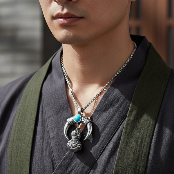 《 QBOX 》FASHION 飾品【LHP138】精緻個性復古月牙松石葫蘆福祿鈦鋼墬子項鍊/吊墬-細節圖9