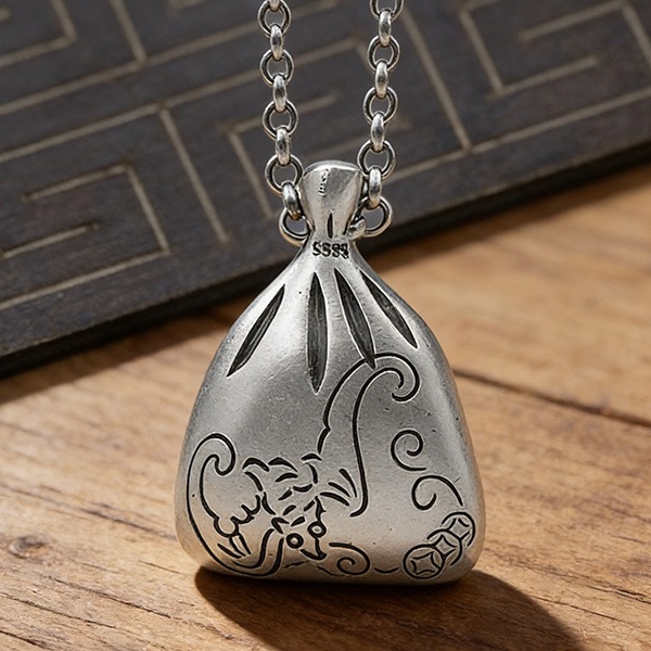 《 QBOX 》FASHION 飾品【SC00654】精緻個性招財納福錢袋S999足銀墬子項鍊-細節圖3