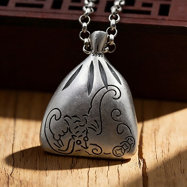 《 QBOX 》FASHION 飾品【SC00654】精緻個性招財納福錢袋S999足銀墬子項鍊-細節圖4