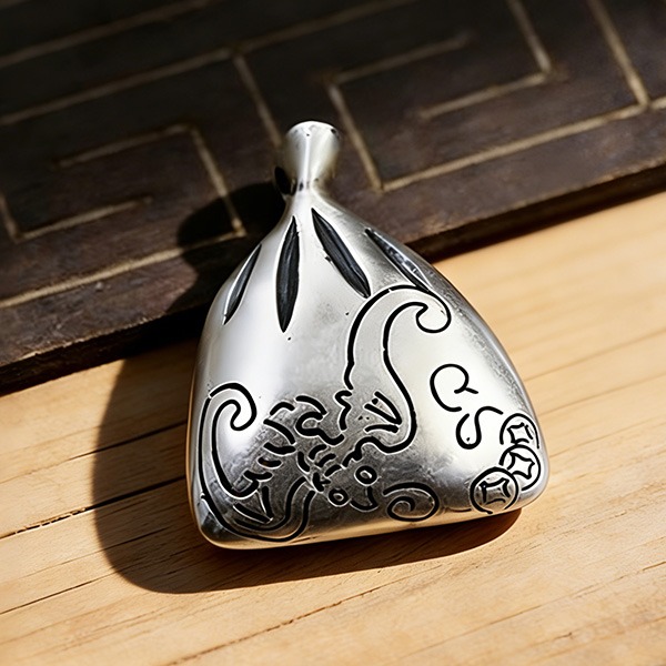 《 QBOX 》FASHION 飾品【SC00654】精緻個性招財納福錢袋S999足銀墬子項鍊-細節圖6