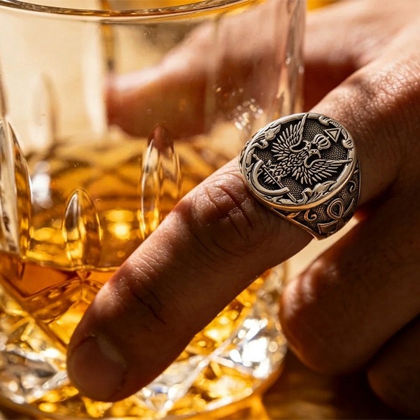 《 QBOX 》FASHION 飾品【RBR8-1154】精緻個性復古橢圓雙頭鷹勳章鈦鋼戒指/戒環-細節圖8