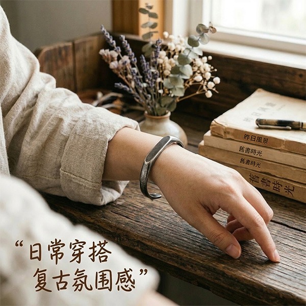 《 QBOX 》FASHION 飾品【BRG-021】 精緻個性復古舊時光痕跡幾何鈦鋼開口手鐲/手環-細節圖9