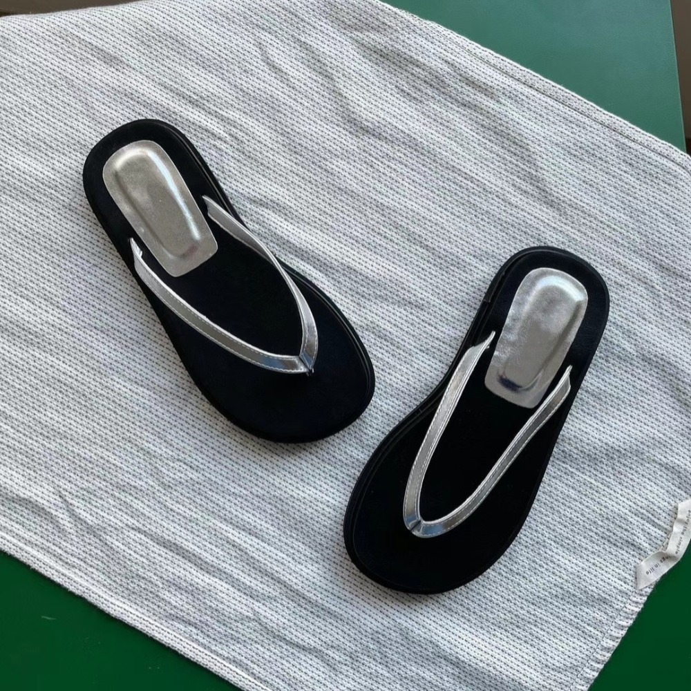 C003 小厚底｜正韓韓國代購｜ 平底夾腳 拖鞋 人字拖鞋｜OIOI KOREA｜東大門空運｜軟底 配色 銀色拖鞋-細節圖2