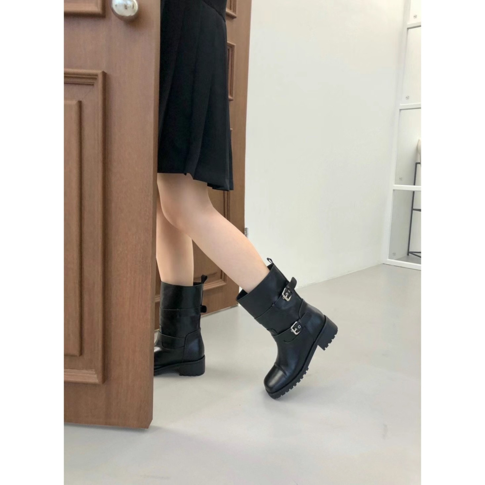 C145 好看銀扣🔥🔥 ｜正韓韓國代購｜雙帶 寬筒 短靴 中筒靴 中靴 小厚底｜東大門空運｜機車靴-細節圖10