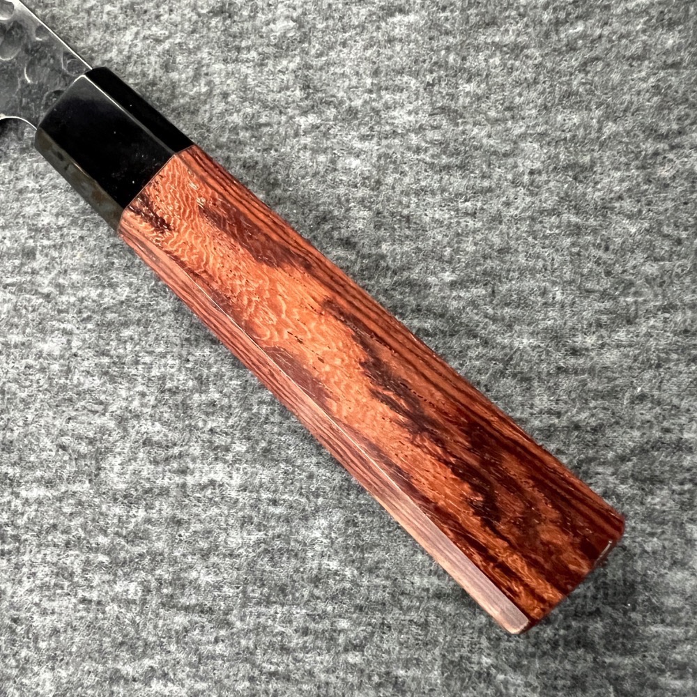 台中菜刀王 黑打搥紋 切付 劍型 牛刀210mm 黑牛角酸枝木八角柄～-細節圖3