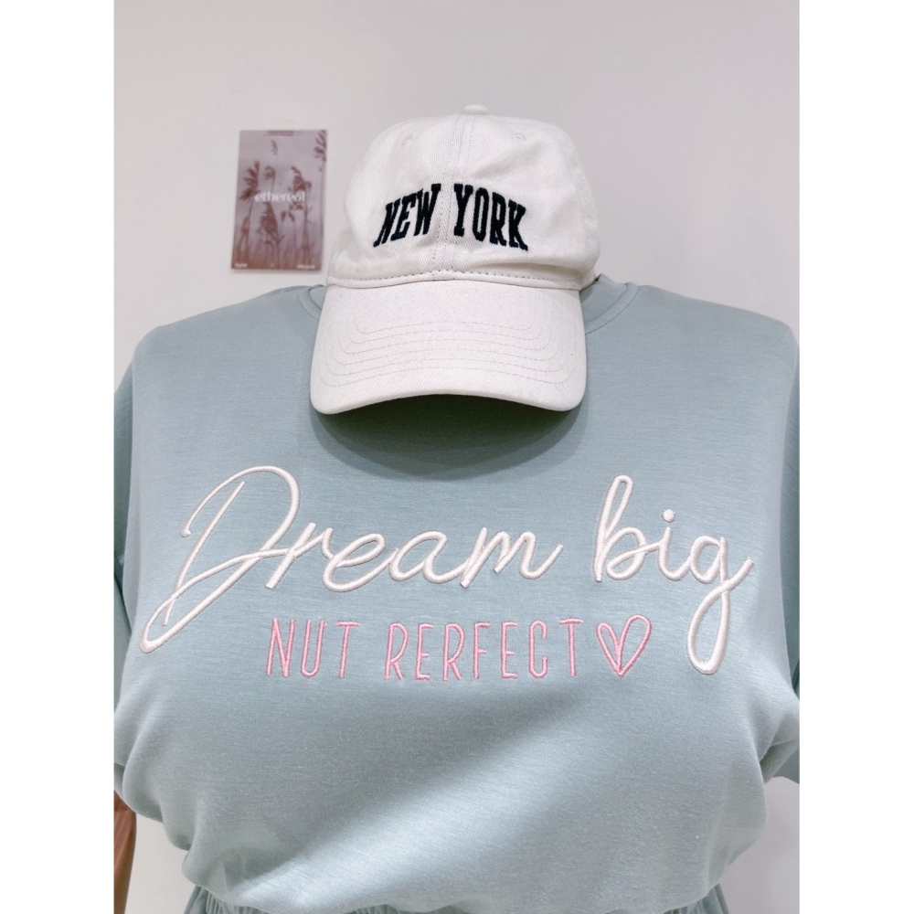 ❏ T&H 玩翻衣櫃 ❏ 休閒刺繡空氣縮腰長洋 中大碼 寬鬆 MM 0416-細節圖7
