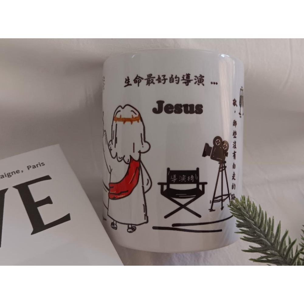 <多加企業社> 手繪插畫馬克杯 - 耶穌系列 / 生命最好的導演-耶穌 / 經文馬克杯 / 台灣鶯生產歌製作無毒杯生-細節圖2