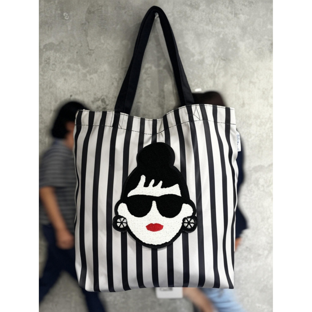 日本HAPPY刺繡 臉孔 款超吸睛大容量防潑水托特包(黑.灰)兩色-細節圖2