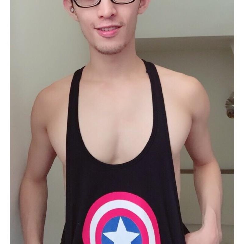 健身背心【細肩帶款】(盾牌) 男生 低胸 肌肉 慢跑 跑步 運動 寬鬆 健美 體操 瑜珈 鐵人 歐美 挖背背心側露-細節圖5