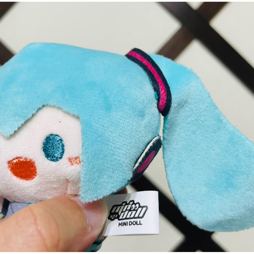 ［現貨 正版保證］初音未來 初音 minidoll 圓滾滾玩毛絨掛件 背包吊飾 鑰匙圈 娃娃 玩偶 動漫 動漫周邊-細節圖3
