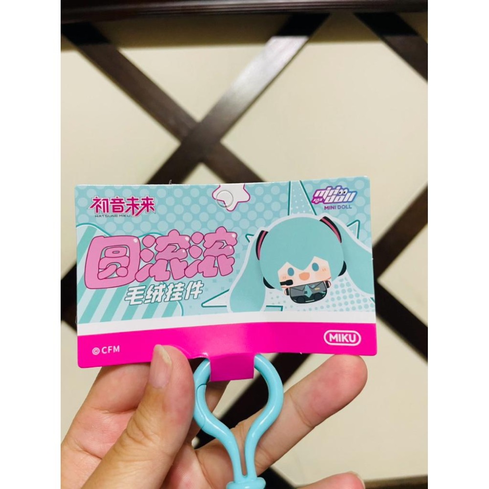 ［現貨 正版保證］初音未來 初音 minidoll 圓滾滾玩毛絨掛件 背包吊飾 鑰匙圈 娃娃 玩偶 動漫 動漫周邊-細節圖5