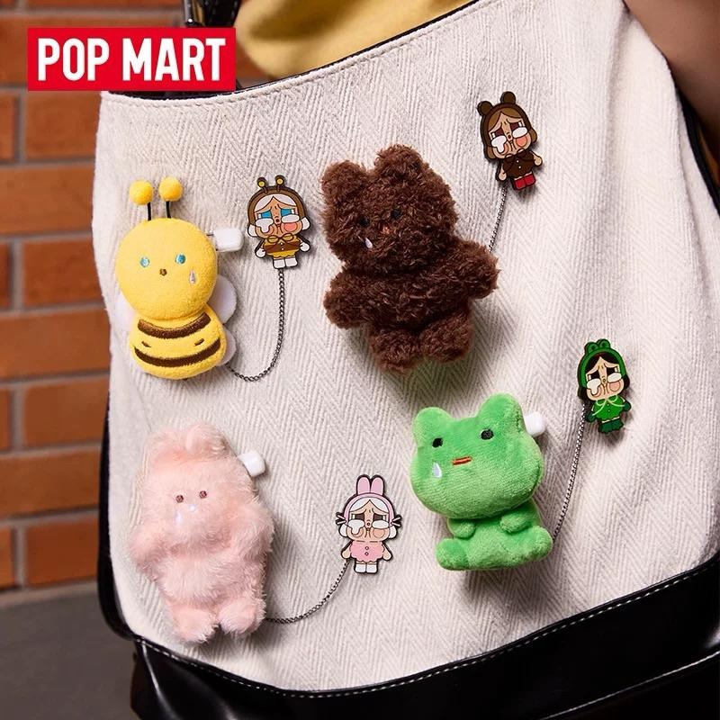 ［現貨 官方正品］泡泡瑪特crybaby 哭娃 眼淚工廠系列毛絨徽章 pop mart 徽章 別針 胸針 娃娃 畢業禮物-細節圖7