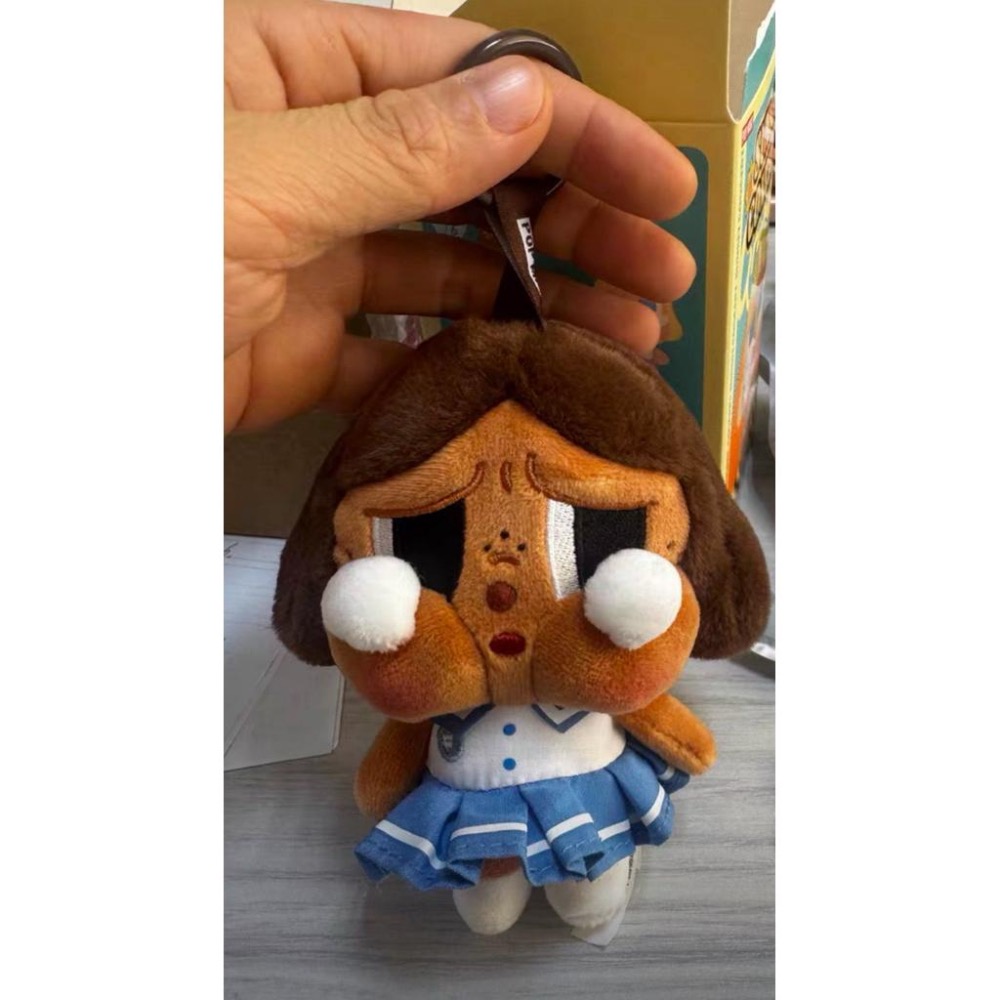 ［現貨 官方正品］POP MART 泡泡瑪特 CRYBABY 落日歌會 毛絨掛件 哭娃 鑰匙圈 包包吊飾 娃娃 背包吊飾-細節圖6