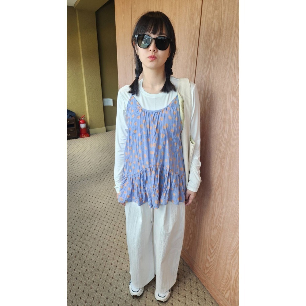 正韓 碎花皺褶輕薄細肩帶背心上衣三色 現貨黑/藍-細節圖3